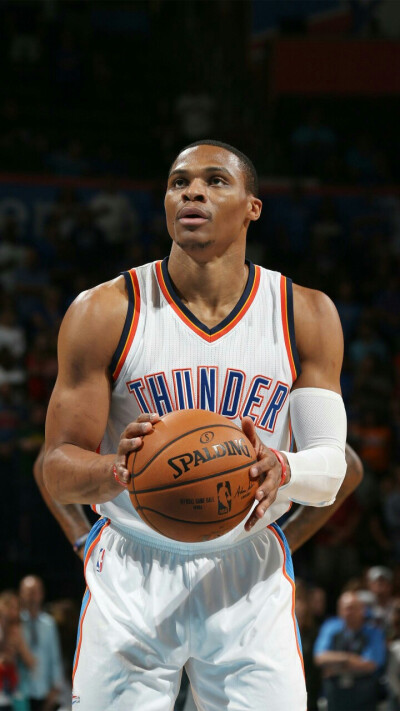 “詹姆斯超越科比成为历史得分王，球迷热议”.