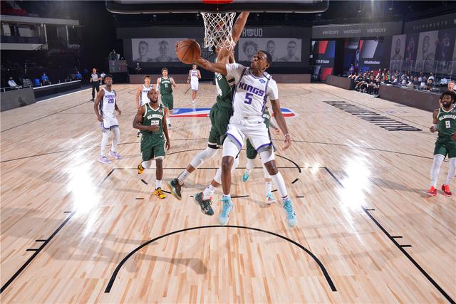 多管齐下地 多管齐下地